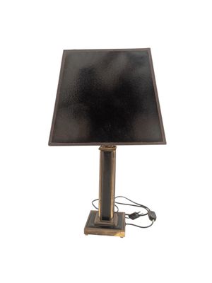 une image représentant une lampe munie d'un abat-jour noir