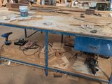 un établi contenant beaucoup d'outils