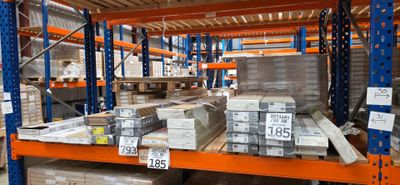 de nombreuses piles de cartons sur les étagères de l'entrepôt