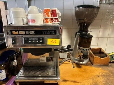 une machine à café posée sur un comptoir dans une cuisine