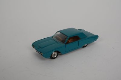 une voiture jouet posée sur une surface blanche