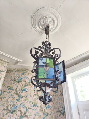une lumière suspendue au plafond d'une pièce