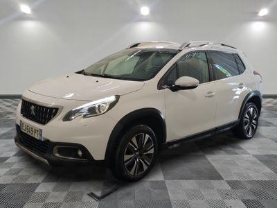 la voiture blanche est garée sur un sol en damier dans le garage