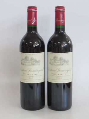 deux bouteilles de vin rouge posées l'une à côté de l'autre sur une surface blanche