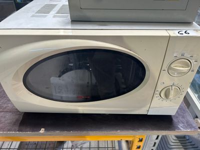 1 Four micro ondes KERWAVE 1 Petit coffre fort (sans code sa…