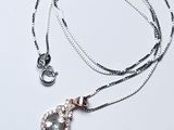 une chaîne en argent avec un pendentif orné d'une topaze bleue