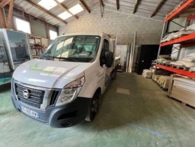 une camionnette garée dans un entrepôt