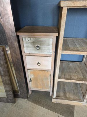 une étagère en bois avec un tiroir et une étagère avec un miroir