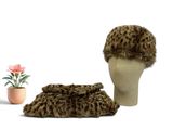 un chapeau et un sac posés sur une tête de mannequin