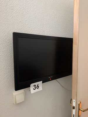 un téléviseur à écran plat fixé au mur dans un coin de la pièce