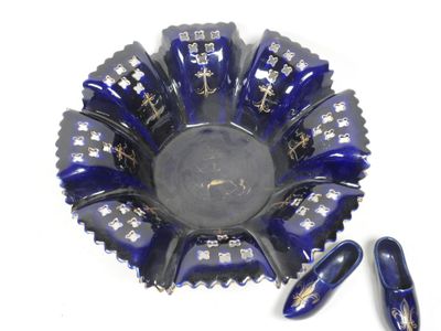 un bol en verre bleu dans lequel se trouve un stylo