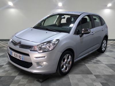 la petite voiture argentée est garée sur un carrelage à carreaux