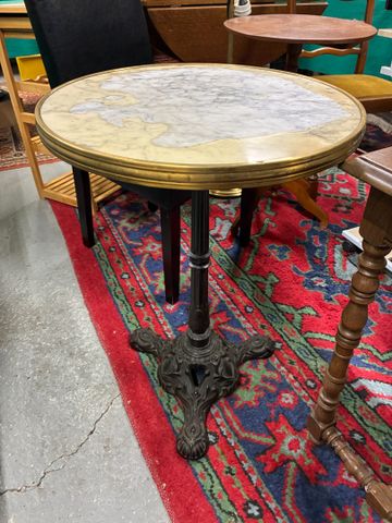 Table bistrot pied en fer forgé plateau marbre (mauvais état)