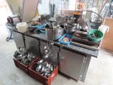 de nombreuses casseroles et poêles sur le comptoir de la cuisine