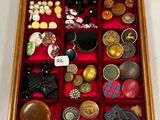 une boîte en bois contenant toutes sortes de boutons