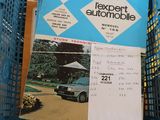 un panier bleu rempli de livres et de magazines posé par terre