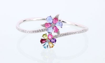 une bague en or blanc sertie de pierres multicolores et de diamants