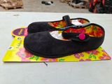 une paire de chaussures posée sur un skateboard