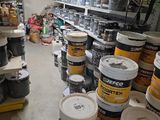 de nombreux seaux de peinture sur les étagères du magasin