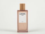 un flacon d'eau de Loewe sur fond blanc