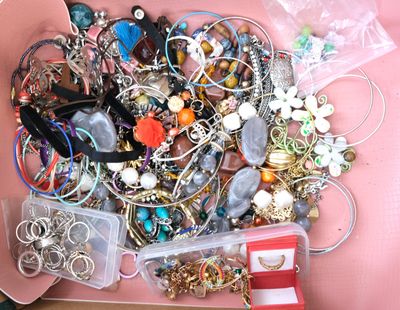 une boîte rose remplie d'une multitude de bijoux variés