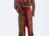 une photo d'une veste et d'un pantalon marron et rouge sur un mannequin