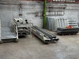 une pièce dans laquelle se trouvent de nombreux objets en métal