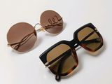 deux paires de lunettes de soleil posées sur une table blanche