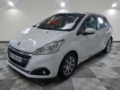 la petite voiture blanche est garée dans une grande pièce