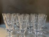 six verres à vin transparents alignés sur une table
