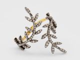 un gros plan sur une paire de boucles d'oreilles en or et diamants