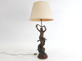 l'image d'une lampe posée sur une table