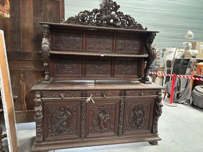 un meuble en bois avec des sculptures dans une pièce