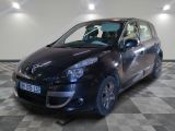 la photo d'une petite voiture noire garée dans un garage
