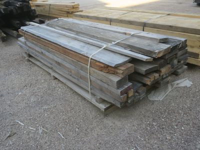 de nombreuses pièces de bois empilées les unes sur les autres