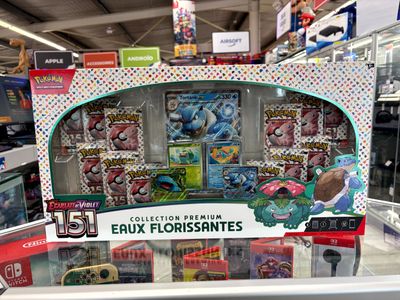 un présentoir de cartes à collectionner Pokémon dans un magasin