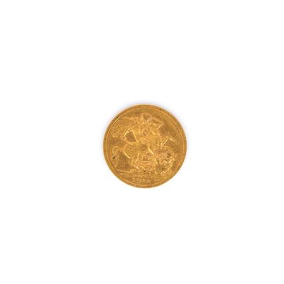 gros plan d'une pièce d'or sur une surface blanche