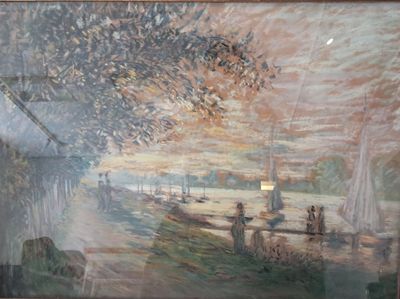 une peinture accrochée au mur d'un immeuble sur laquelle est représenté un coucher de soleil