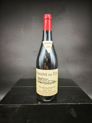 une bouteille de vin posée sur une table