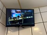 une télévision à écran plat fixée au mur dans une salle de bains