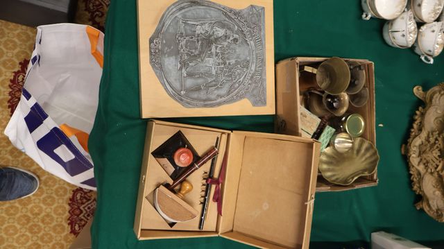 Lot comprenant nécessaire de bureau, lot de petits cuivres et div...