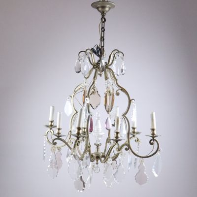 une image d'un lustre suspendu au plafond d'une pièce