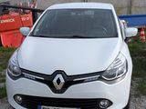 une voiture blanche garée sur un parking