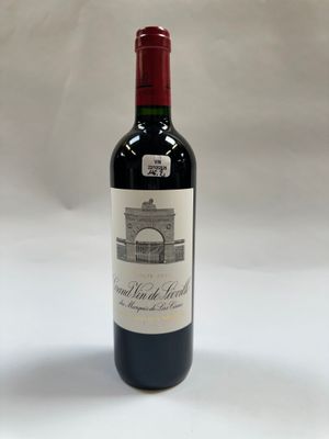 une bouteille de vin posée sur une table