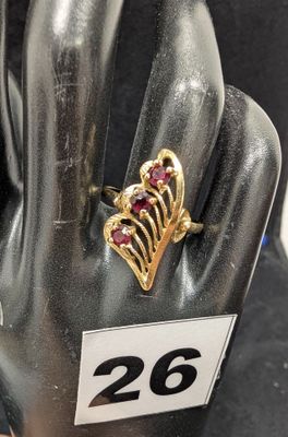 une bague en or sertie d'une pierre rouge