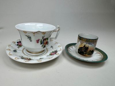 une tasse et une soucoupe posées sur une table