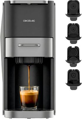 un gros plan d'une machine à expresso avec une tasse de café