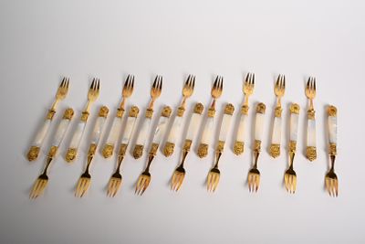 tout un tas de fourchettes alignées sur la table