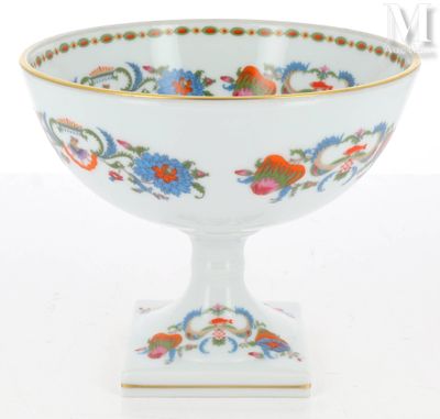 un bol blanc avec un motif floral