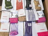 une boîte remplie d'objets divers qui se trouvent sur la table